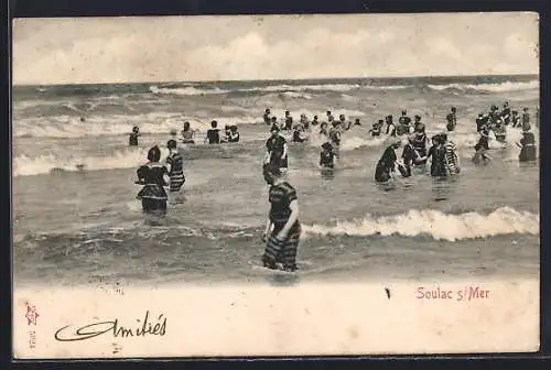 AK Soulac-sur-Mer, Baigneurs en tenue traditionnelle à la plage