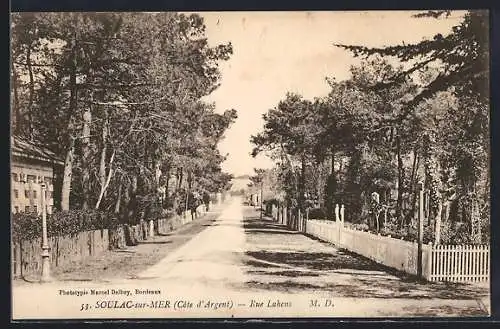 AK Soulac-sur-Mer, Rue Lahens bordée d`arbres et clôtures
