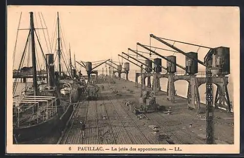 AK Pauillac, La jetée des appontements avec navires et grues