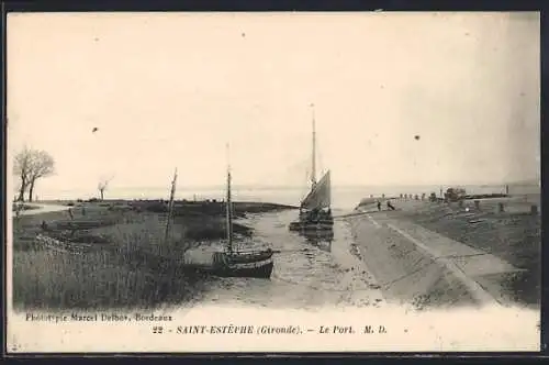 AK Saint-Estèphe, Le Port avec bateaux amarrés sur la rive