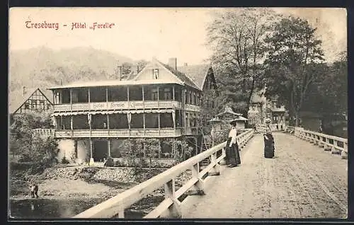 AK Treseburg im Bodetal, Hotel Forelle mit Passanten, Inh. R. Palmie