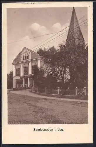 AK Sandesneben i. Lbg., Kaufhaus mit Kirche im Hintergrund