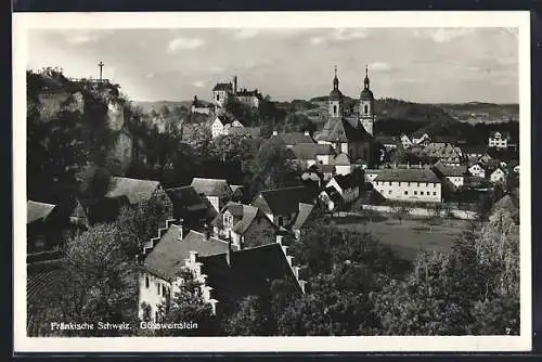 AK Gössweinstein /Fränk. Schweiz, Ortsansicht mit Kirche, Kreuz auf dem Berg und Blick auf die Burg