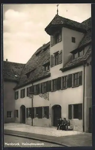 AK Hersbruck, Heimatmuseum mit drei Menschen auf einer Bank