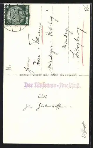 AK Hersbruck, Heimatmuseum mit drei Menschen auf einer Bank