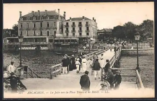 AK Arcachon, La Jetée vers la Place Thiers et les Hôtels