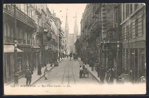 AK Bordeaux, Rue Vital-Carles avec vue sur la cathédrale au fond