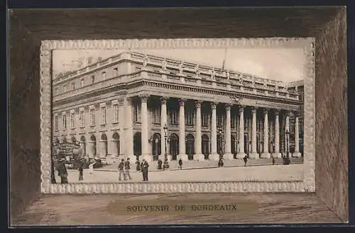 AK Bordeaux, Le Grand Théâtre et passants sur la place