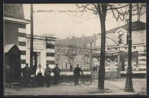 AK Bordeaux, Caserne Nansouty avec des passants devant l`entrée