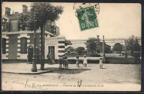 AK Bordeaux, Caserne du Régiment d`Artillerie avec enfants devant l`entrée