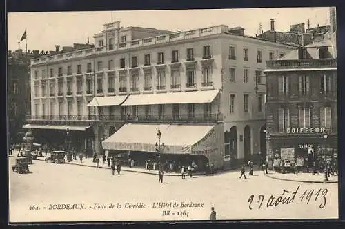 AK Bordeaux, Place de la Comédie, L`Hôtel de Bordeaux et passants