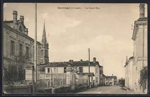 AK Quinzac, La Grand Rue et église en arrière-plan