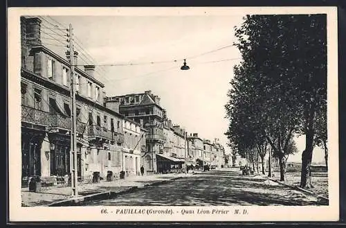 AK Pauillac, Quai Léon Périer avec vue sur les immeubles et arbres alignés