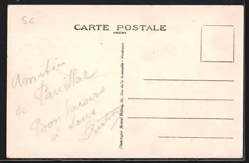 AK Pauillac, Quai Léon Périer avec vue sur les immeubles et arbres alignés