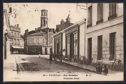 AK Pauillac, Rue Richelieu avec vue sur l`église et scène de rue animée