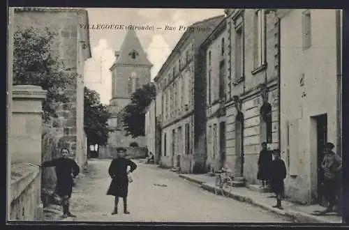 AK Villegouge, Rue Principale et église en arrière-plan