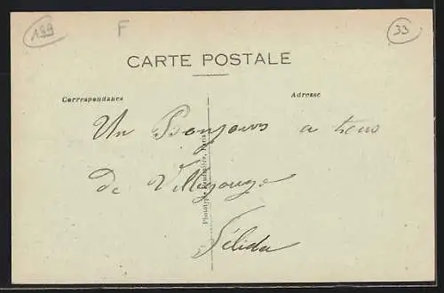 AK Villegouge, Rue Principale et église en arrière-plan