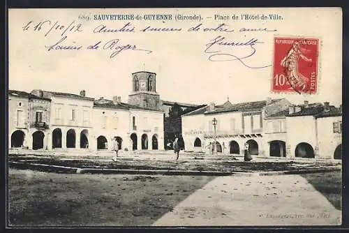 AK Sauveterre-de-Guyenne, Place de l`Hôtel-de-Ville avec arcades et tour historique