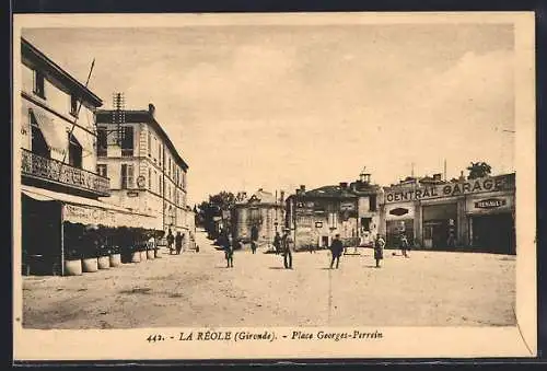 AK La Réole, Place Georges-Perrin avec garage et passants