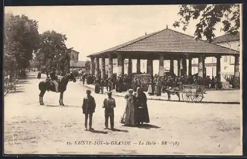 AK Sainte-Foy-la-Grande, La Halle animée avec des habitants et un cheval
