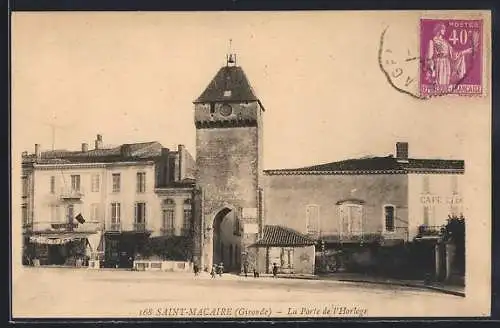AK Saint-Macaire, La Porte de l`Horloge et bâtiments environnants
