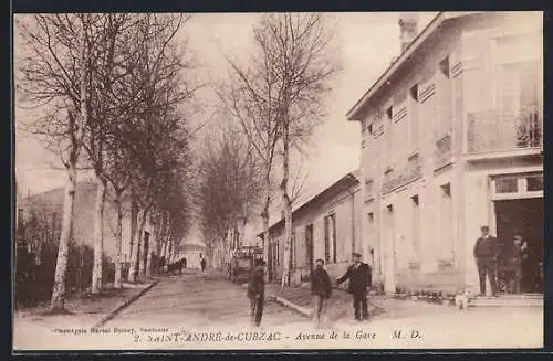 AK Saint-André-de-Cubzac, Avenue de la Gare avec passants et bâtiments