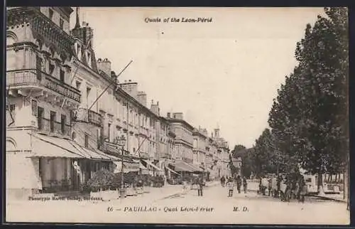 AK Pauillac, Quai Léon-Étier mit belebter Strassenszene und Gebäudefronten