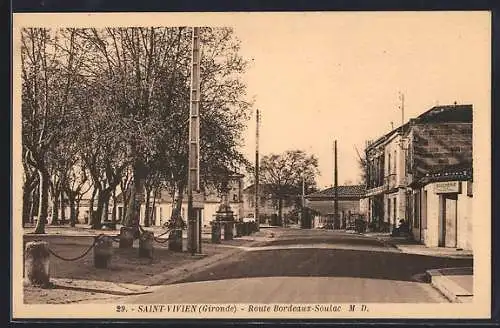 AK Saint-Vivien, Route Bordeaux-Soulac et vue de la rue avec arbres et bâtiments