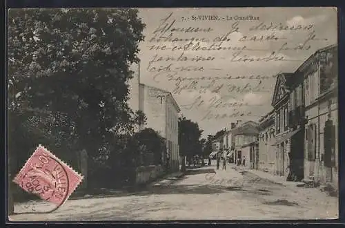 AK St-Vivien, La Grand`Rue animée avec passants et arbres