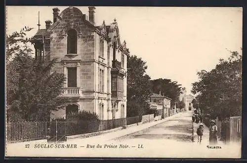 AK Soulac-sur-Mer, Rue du Prince Noir avec bâtiments élégants et passants