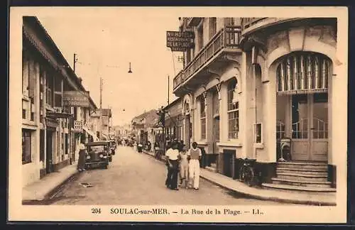 AK Soulac-sur-Mer, La Rue de la Plage avec hôtels et passants
