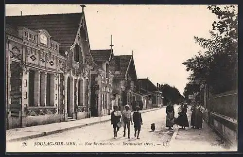 AK Soulac-sur-Mer, Rue Brémontier animée avec passants et chiens