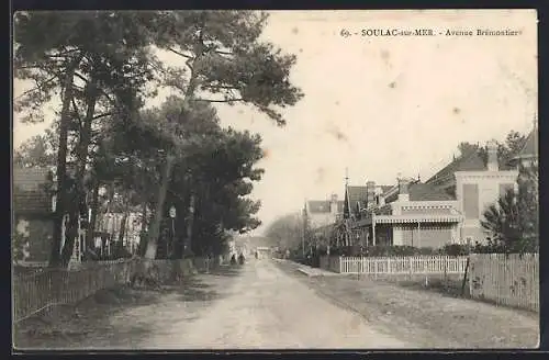 AK Soulac-sur-Mer, Avenue Brémontier et ses maisons bordées d`arbres