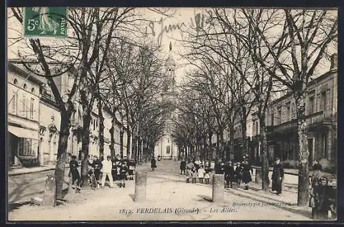 AK Verdelais, Les Allées animées par des passants et une vue sur l`église