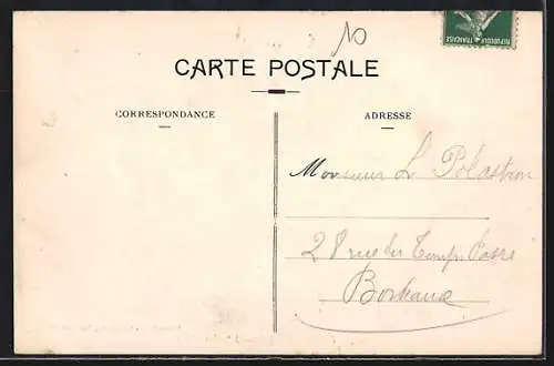 AK Verdelais, Les Allées animées par des passants et une vue sur l`église