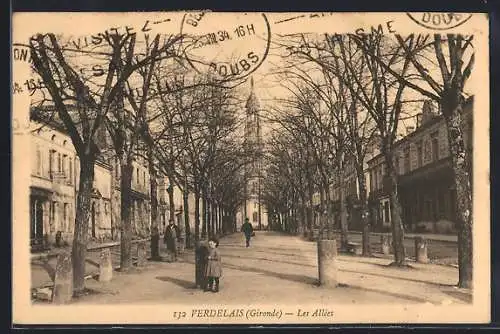 AK Verdelais, Les Allées avec vue sur l`église et passants en promenade