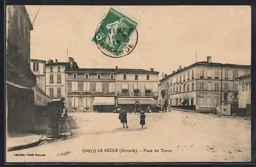 AK La Réole, Place du Turon avec passants et bâtiments historiques