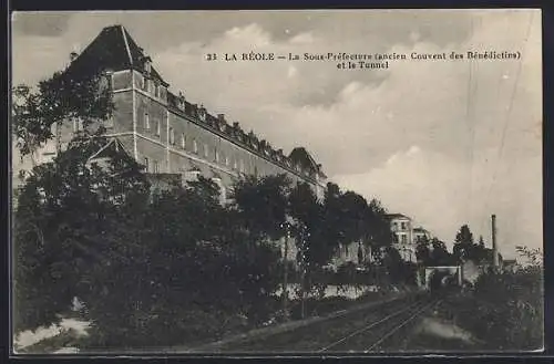 AK La Réole, la Sous-Préfecture (ancien Couvent des Bénédictins) et le tunnel
