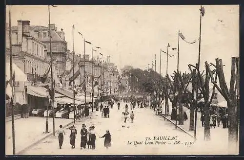 AK Pauillac, Le Quai Léon-Perier animé avec promeneurs et arbres alignés