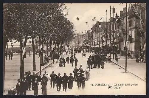 AK Pauillac, Le Quai Lion-Priér animé par des promeneurs et des arbres alignés