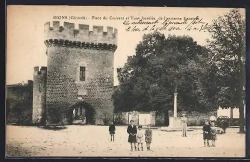 AK Rions, Place du Couvent et Tour fortifiée de l`ancienne Enceinte