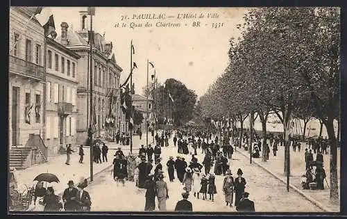 AK Pauillac, L`Hôtel de Ville et le Quai des Chartrons avec passants animés