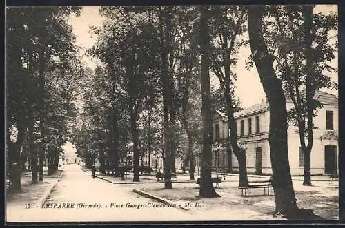 AK Lesparre, Place Georges-Clemenceau et ses arbres majestueux