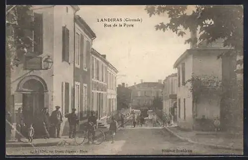 AK Landiras, Rue de la Poste avec passants et cyclistes