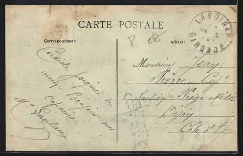 AK Landiras, Rue de la Poste avec passants et cyclistes