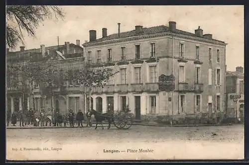 AK Langon, Place Maubec mit historischem Gebäude und Passanten