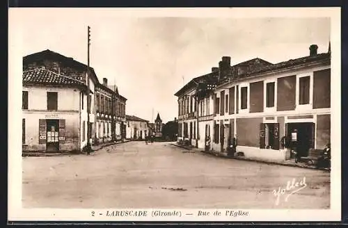 AK Laruscade, Rue de l`Église avec bâtiments historiques