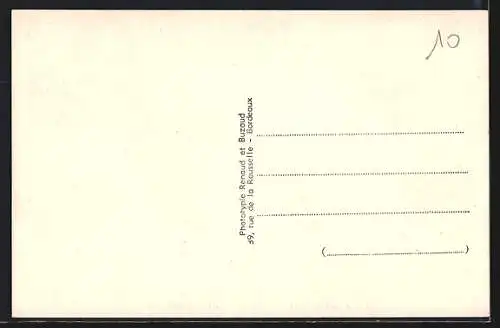 AK Laruscade, Rue de l`Église avec bâtiments historiques