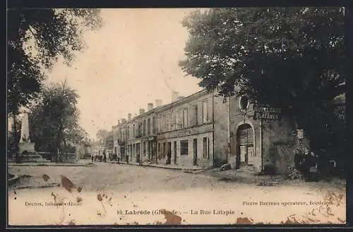 AK Labrède, La Rue Latapie avec monument et bâtiments adjacents