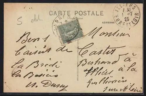 AK Labrède, La Rue Latapie avec monument et bâtiments adjacents